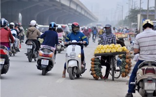 Hà Nội: Lòng đường vành đai 3 biến thành chợ