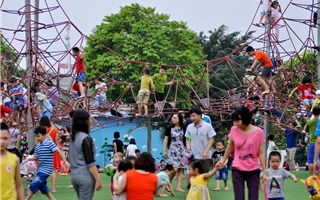 Cận cảnh khu vui chơi miễn phí ở Hà Nội đông như kiến dịp nghỉ lễ Giỗ tổ
