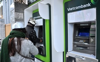 Tiết kiệm tiền trong thẻ ATM Vietcombank, “bỗng dưng” mất 52 triệu đồng