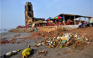 Rác thải, hàng quán "bủa vây" nhà thờ đổ Nam Định