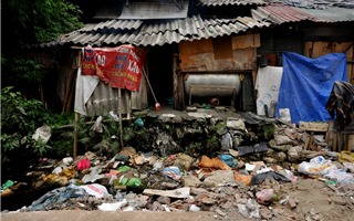 Đoạn kênh ngập rác thải, nhiều ruồi muỗi ở Hà Nội