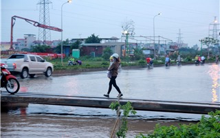 Bắc cầu tạm “giải cứu” chung cư đang cô lập ở Hà Nội