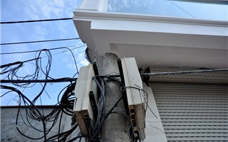 Cận cảnh ngôi nhà 4 tầng “nuốt” cột điện ở Hà Nội