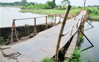 Người dân "liều mình" đi qua cây cầu sắp sập ở Hà Nội