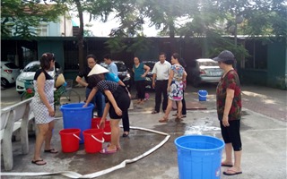 Hà Nội: Mất nước gần 3 tháng, hàng trăm người dân phải mua nước giá “cắt cổ”