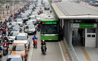 Ô tô xếp hàng dài, xe máy leo vỉa hè "nhường đường" cho xe buýt nhanh BRT