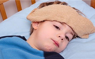 5 bước sơ cứu tại nhà khi trẻ bị sốt cao co giật