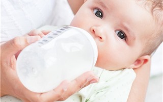 9 sai lầm khi pha sữa bột cho trẻ mẹ nào cũng mắc phải