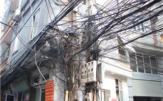 Hà Nội: "Ma trận" dây điện giăng bẫy người dân