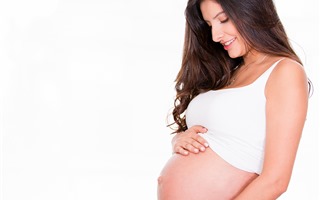 Nguyên nhân nào khiến các bà bầu bị phù chân khi mang thai?