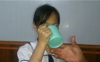 Học sinh lớp 3 bị cô giáo bắt súc miệng bằng nước vắt giẻ lau bảng