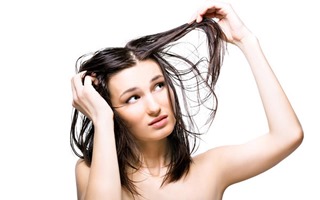 Cách giúp tóc thoát khỏi tình trạng bết dầu ngày hè