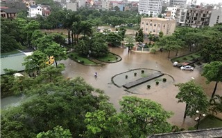 Hà Nội mưa như trút, người dân lại lo lụt