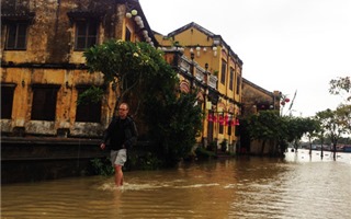 Ngập lụt nghiêm trọng, Hội An khẩn cấp di dời người dân và du khách