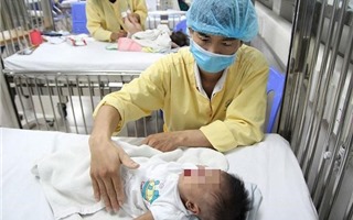 Hà Nội: Trẻ "ùn ùn" nhập viện vì cúm mùa