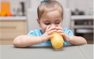 Có nên cho trẻ uống nước trái cây thường xuyên?