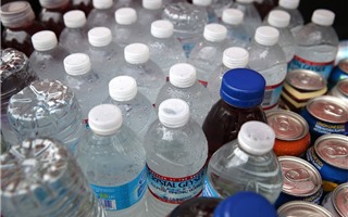 Nhiều thành phố ở Mỹ tẩy chay nước uống đóng chai