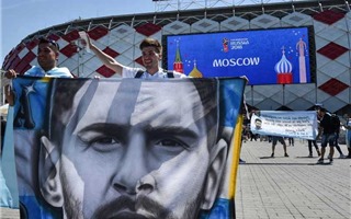 Fan cuồng Ấn Độ đạp xe sang Nga gặp Messi