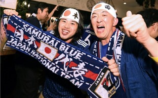Cổ động viên Nhật Bản vui chơi "tới bến" ăn mừng chiến thắng đầu tiên