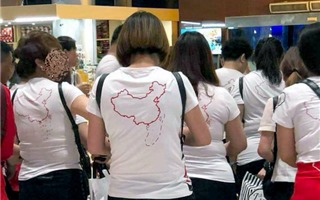 Phạt nặng công ty để khách Trung Quốc mặc áo "đường lưỡi bò" ở Nha Trang
