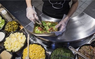 100 người ngộ độc do nghi ăn salad của McDonald