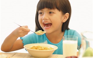 Đo lượng đường trong các món ăn vặt phổ biến của trẻ