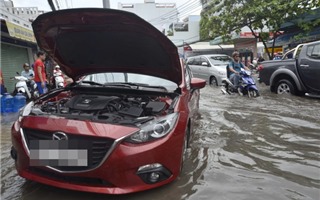 Sau đợt mưa lũ ở Sài Gòn, bảo hiểm đền bù thủy kích ô tô có "vỡ trận"?
