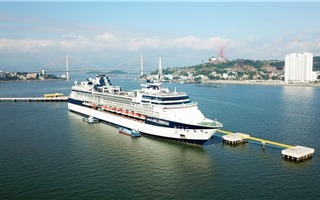 Du thuyền “siêu sang” sức chứa hơn 5.000 người cập Cảng tàu khách du lịch quốc tế Hạ Long