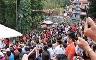 Hàng vạn du khách dự khai hội Chùa Hương