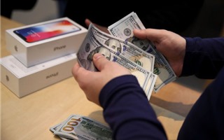 Đồng Đôla leo cao, Apple đại hạ giá iPhone