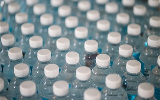 Trường học yêu cầu đổi chai nhựa để miễn học phí