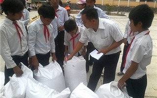 Tăng cường kiểm tra, giám sát việc phân phối gạo hỗ trợ cho học sinh