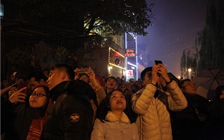 Người dân hào hứng lưu giữ màn pháo hoa rực rỡ đón năm mới
