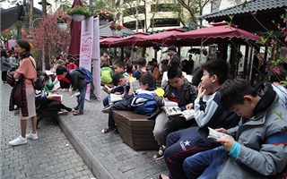 Sách thiếu nhi đắt khách tại phố sách Hà Nội