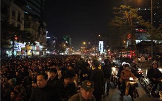 Người dân lại ngồi tràn ra đường dự lễ cầu an chùa Phúc Khánh