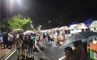 Phố đi bộ Trịnh Công Sơn đón nghìn lượt khách ngày mưa