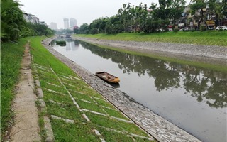 Hà Nội: Sông Tô Lịch trên bờ dưới nước đều là rác