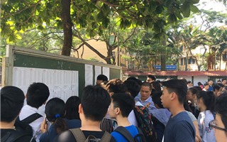 Sĩ tử Hà Nội nhận phòng thi lớp 10 giữa nắng nóng gay gắt
