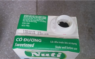 Kinh hãi sữa tươi NutiFood vón cục, đổi màu