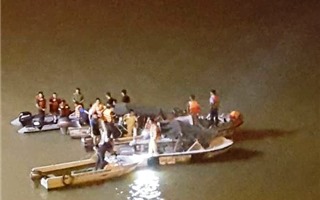 Thông tin mới vụ xe Mercedes lao xuống sông Hồng: Tìm thấy 2 thi thể nạn nhân là phụ nữ
