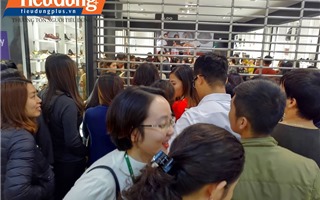 Hà Nội: Nghẹt thở cảnh người dân xếp hàng mua sắm trong ngày Black Friday