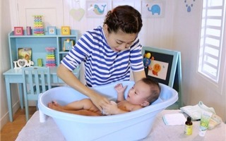 Chuyên gia y tế "mách" cách tắm cho trẻ sơ sinh không bị nhiễm lạnh trong thời tiết giá rét