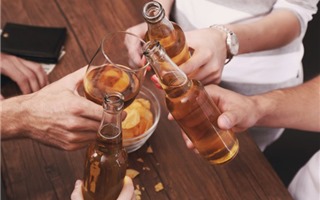 Vì sao truyền bia vào cơ thể người có thể giải độc được rượu nặng?