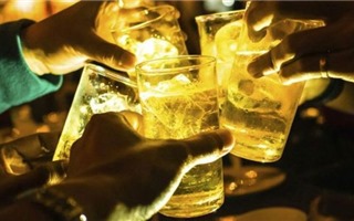 Vì sao uống rượu lẫn bia thường nhanh say hơn?
