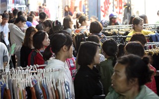 Hà Nội: Hàng nghìn người đổ đến phố Chùa Bộc chen nhau mua sắm