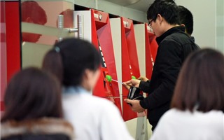 Hà Nội: Người dân mòn mỏi xếp hàng dài ở cây ATM chờ rút tiền về quê ăn Tết
