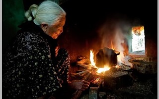 Ngày Tết nói chuyện bếp lửa và “người giữ lửa”