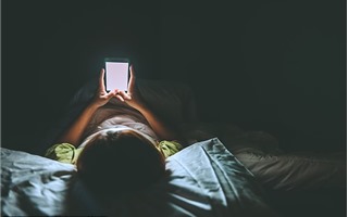 Trẻ em không được sử dụng các thiết bị điện tử ít nhất 1 giờ trước khi ngủ
