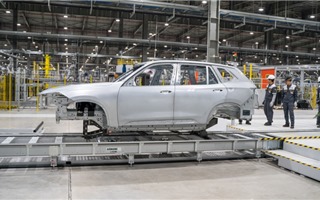 VinFast hoàn thành sản xuất thân vỏ xe Lux SUV đầu tiên