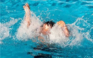 Từ vụ 8 học sinh ở Hòa Bình đuối nước ở sông Đà: Trẻ biết bơi chưa hẳn đã an toàn, bố mẹ cần dạy trẻ thêm những kỹ năng “sống còn” này